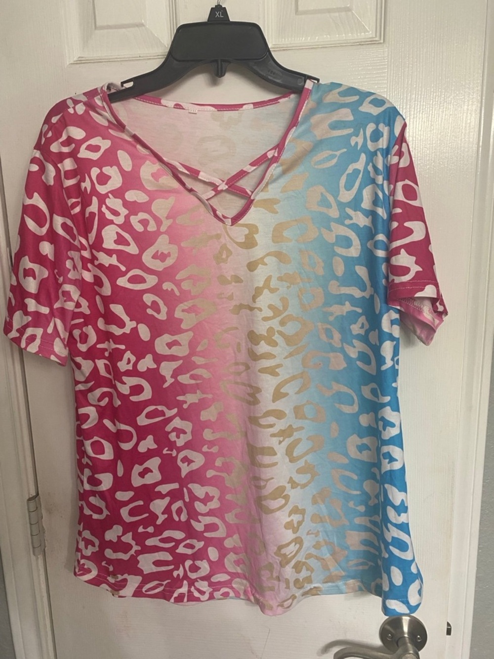 Women's Pink & Blue Ombre Leopard Crisscross V-Neck Tee